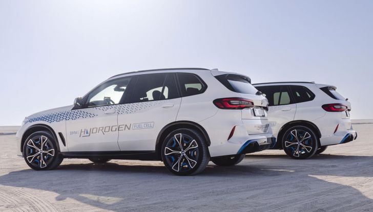 BMW iX5 Hydrogen: test estremi conclusi positivamente negli Emirati Arabi Uniti - Foto 2 di 65