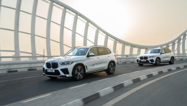 BMW iX5 Hydrogen: test estremi conclusi positivamente negli Emirati Arabi Uniti - Foto 10 di 65