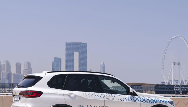BMW iX5 Hydrogen: test estremi conclusi positivamente negli Emirati Arabi Uniti - Foto 11 di 65