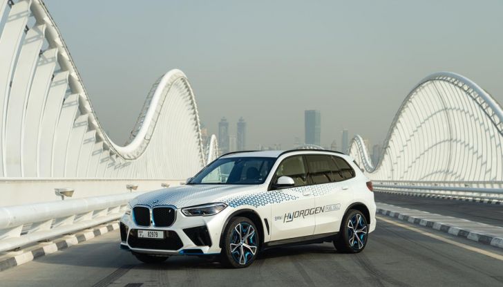 BMW iX5 Hydrogen: test estremi conclusi positivamente negli Emirati Arabi Uniti - Foto 13 di 65