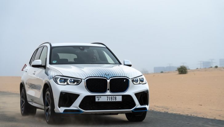 BMW iX5 Hydrogen: test estremi conclusi positivamente negli Emirati Arabi Uniti - Foto 14 di 65