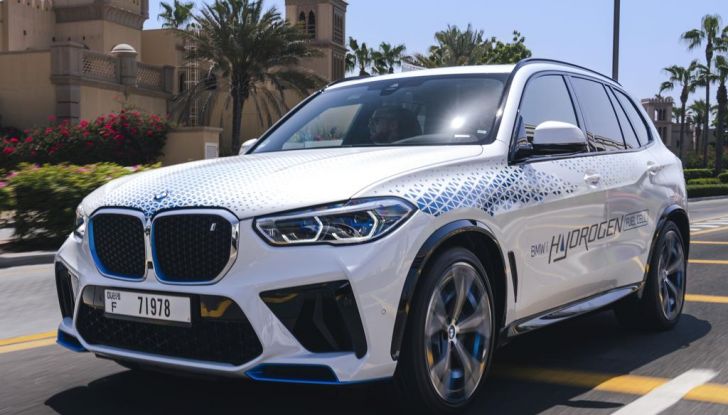 BMW iX5 Hydrogen: test estremi conclusi positivamente negli Emirati Arabi Uniti - Foto 21 di 65