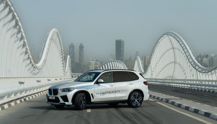 BMW iX5 Hydrogen: test estremi conclusi positivamente negli Emirati Arabi Uniti - Foto 23 di 65