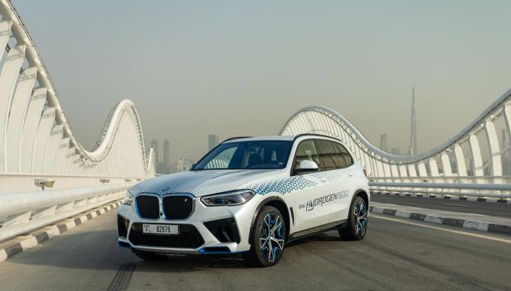 BMW iX5 Hydrogen: test estremi conclusi positivamente negli Emirati Arabi Uniti - Foto 28 di 65