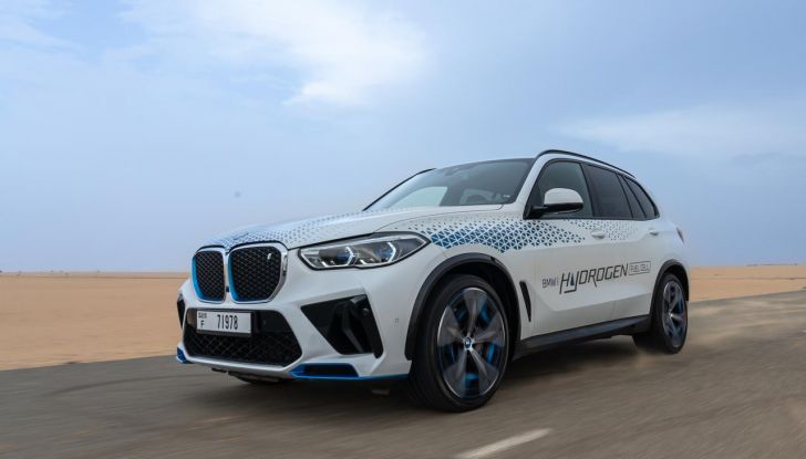 BMW iX5 Hydrogen: test estremi conclusi positivamente negli Emirati Arabi Uniti - Foto 29 di 65