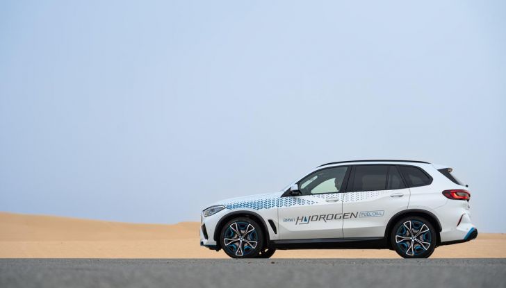 BMW iX5 Hydrogen: test estremi conclusi positivamente negli Emirati Arabi Uniti - Foto 3 di 65