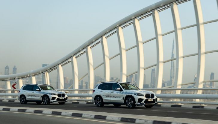 BMW iX5 Hydrogen: test estremi conclusi positivamente negli Emirati Arabi Uniti - Foto 33 di 65