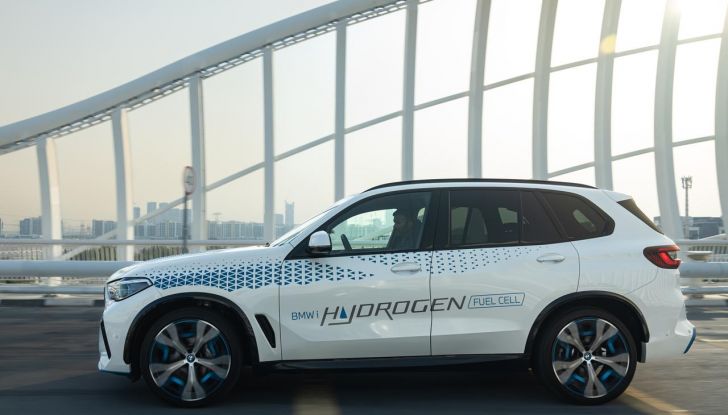 BMW iX5 Hydrogen: test estremi conclusi positivamente negli Emirati Arabi Uniti - Foto 4 di 65