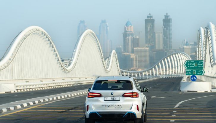 BMW iX5 Hydrogen: test estremi conclusi positivamente negli Emirati Arabi Uniti - Foto 40 di 65