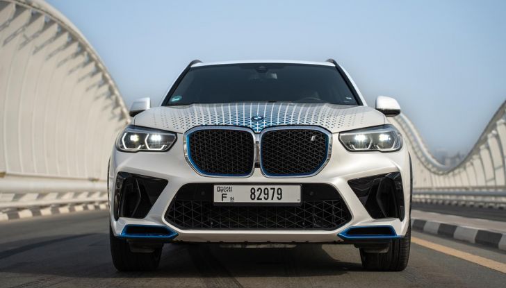 BMW iX5 Hydrogen: test estremi conclusi positivamente negli Emirati Arabi Uniti - Foto 41 di 65