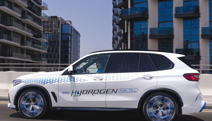 BMW iX5 Hydrogen: test estremi conclusi positivamente negli Emirati Arabi Uniti - Foto 42 di 65