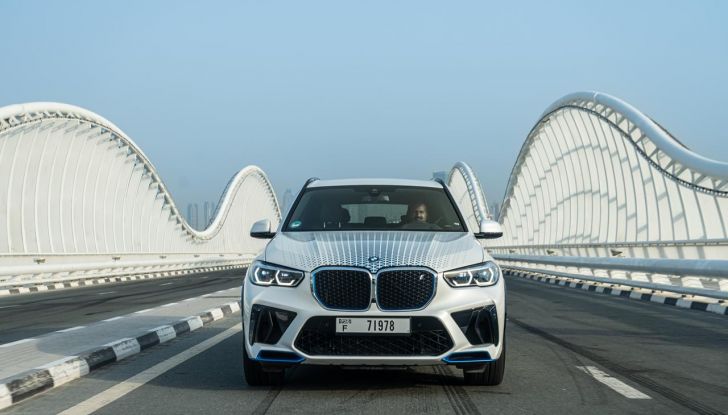 BMW iX5 Hydrogen: test estremi conclusi positivamente negli Emirati Arabi Uniti - Foto 43 di 65
