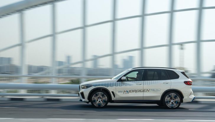BMW iX5 Hydrogen: test estremi conclusi positivamente negli Emirati Arabi Uniti - Foto 5 di 65