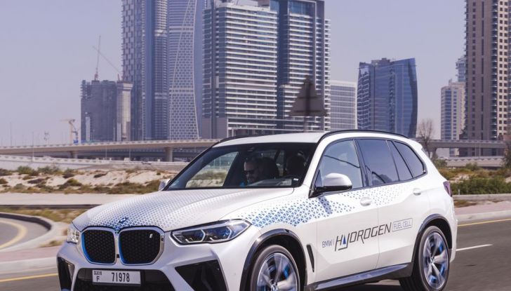 BMW iX5 Hydrogen: test estremi conclusi positivamente negli Emirati Arabi Uniti - Foto 52 di 65