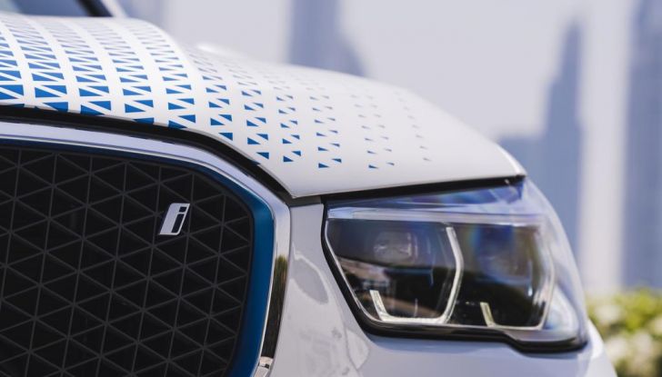 BMW iX5 Hydrogen: test estremi conclusi positivamente negli Emirati Arabi Uniti - Foto 53 di 65