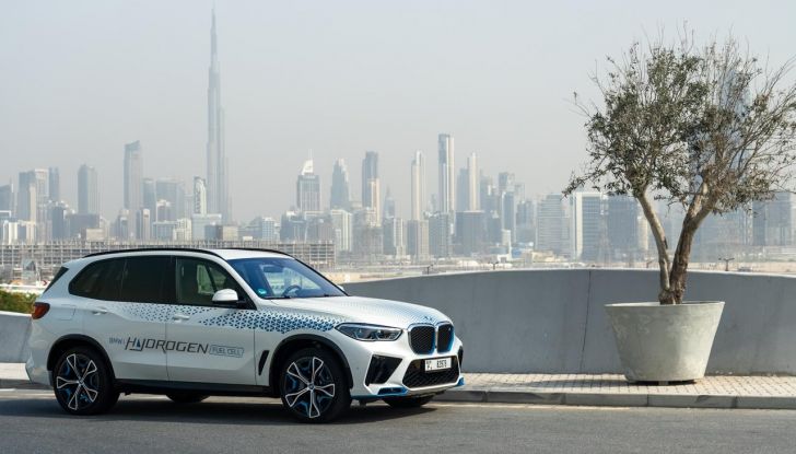 BMW iX5 Hydrogen: test estremi conclusi positivamente negli Emirati Arabi Uniti - Foto 54 di 65