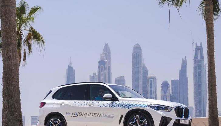 BMW iX5 Hydrogen: test estremi conclusi positivamente negli Emirati Arabi Uniti - Foto 57 di 65