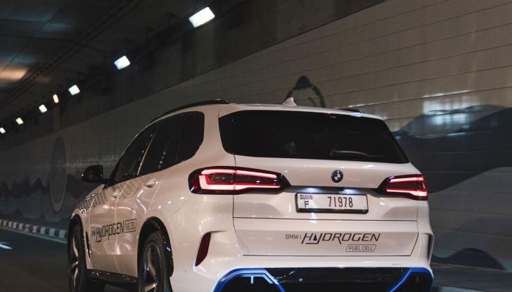 BMW iX5 Hydrogen: test estremi conclusi positivamente negli Emirati Arabi Uniti - Foto 6 di 65