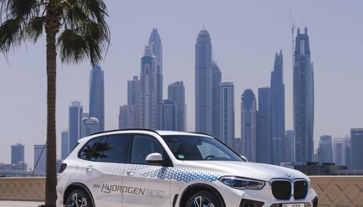 BMW iX5 Hydrogen: test estremi conclusi positivamente negli Emirati Arabi Uniti - Foto 60 di 65