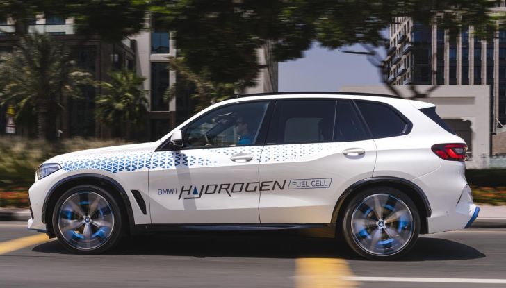BMW iX5 Hydrogen: test estremi conclusi positivamente negli Emirati Arabi Uniti - Foto 63 di 65