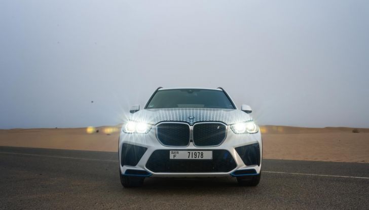 BMW iX5 Hydrogen: test estremi conclusi positivamente negli Emirati Arabi Uniti - Foto 65 di 65
