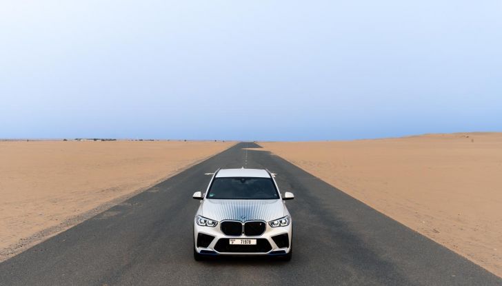 BMW iX5 Hydrogen: test estremi conclusi positivamente negli Emirati Arabi Uniti - Foto 7 di 65