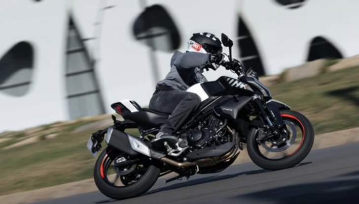 CF Moto lancia l’audace naked 450NK - Foto 11 di 16