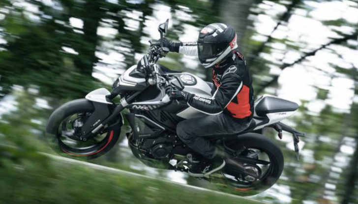 CF Moto lancia l’audace naked 450NK - Foto 14 di 16