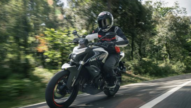 CF Moto lancia l’audace naked 450NK - Foto 16 di 16