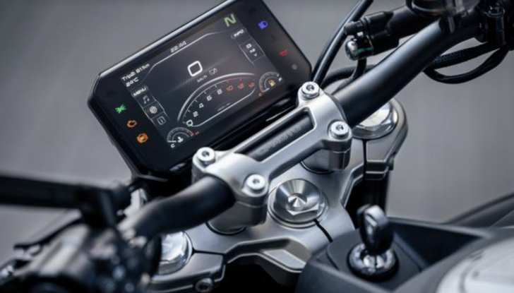 CF Moto lancia l’audace naked 450NK - Foto 2 di 16