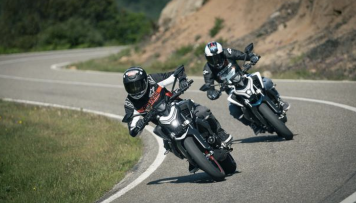CF Moto lancia l’audace naked 450NK - Foto 3 di 16