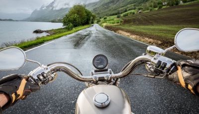 In moto in autunno e con la poggia: come fare