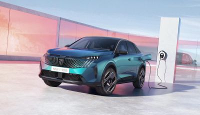 Peugeot e-3008 2024: debutta il nuovo SUV fastback 100% elettrico