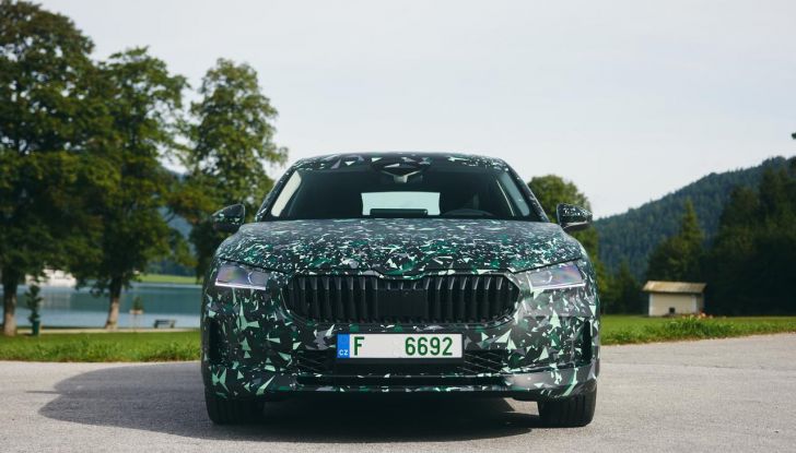 Skoda Superb 2024: primo assaggio della berlina di quarta generazione - Foto 17 di 32