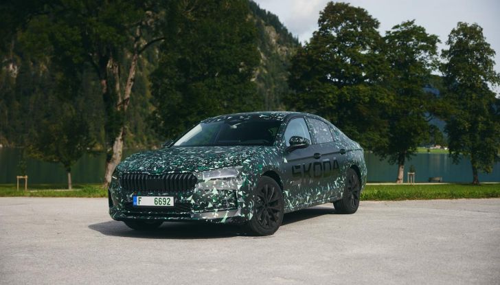 Skoda Superb 2024: primo assaggio della berlina di quarta generazione - Foto 21 di 32