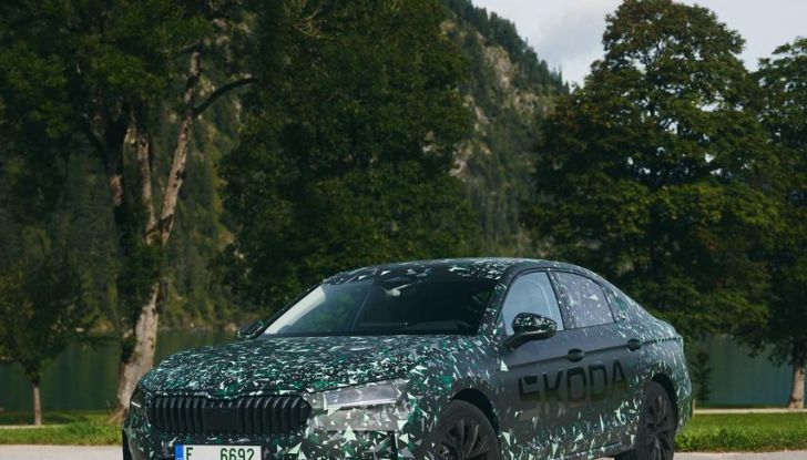 Skoda Superb 2024: primo assaggio della berlina di quarta generazione - Foto 2 di 32