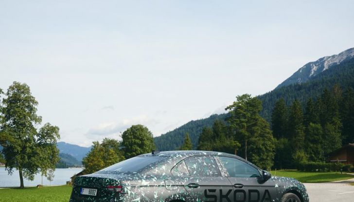 Skoda Superb 2024: primo assaggio della berlina di quarta generazione - Foto 4 di 32