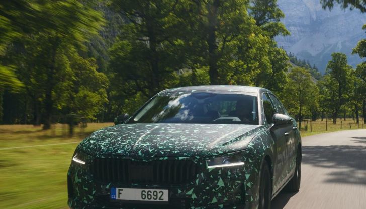 Skoda Superb 2024: primo assaggio della berlina di quarta generazione - Foto 11 di 32
