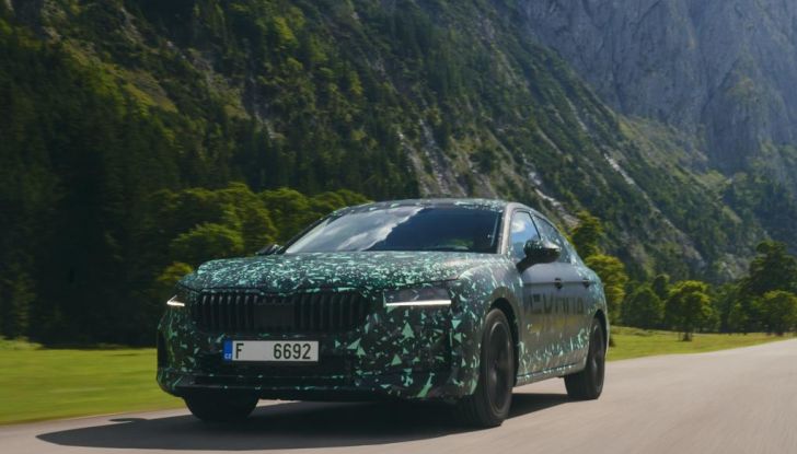 Skoda Superb 2024: primo assaggio della berlina di quarta generazione - Foto 10 di 32