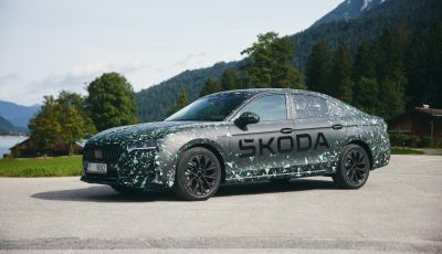 Skoda Superb 2024: primo assaggio della berlina di quarta generazione