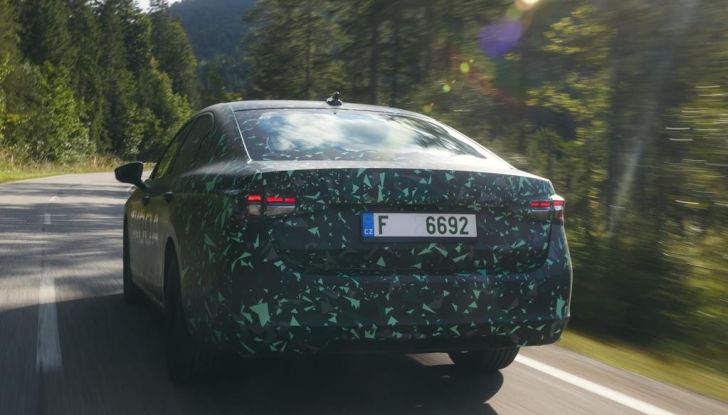Skoda Superb 2024: primo assaggio della berlina di quarta generazione - Foto 9 di 32