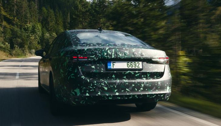 Skoda Superb 2024: primo assaggio della berlina di quarta generazione - Foto 8 di 32