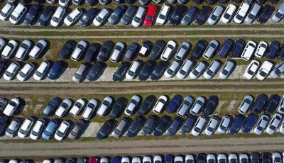 Vola la mobilità a noleggio, specie per le auto elettriche