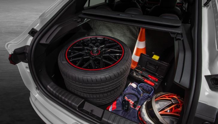 Abarth Fastback: debutta il nuovo SUV coupé dello Scorpione - Foto 36 di 88