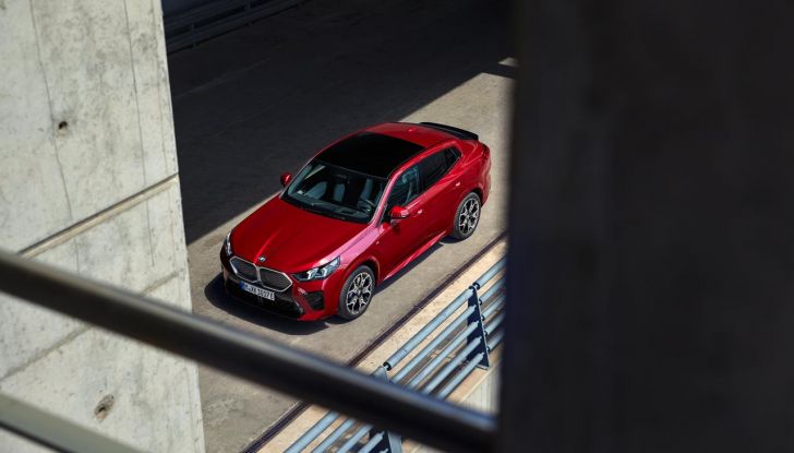 BMW iX2: design, prestazioni e autonomia del primo SUV coupé elettrico del brand - Foto 26 di 73