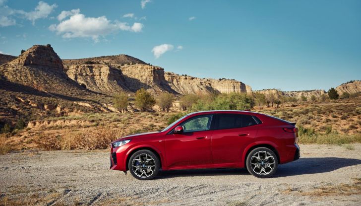 BMW iX2: design, prestazioni e autonomia del primo SUV coupé elettrico del brand - Foto 8 di 73