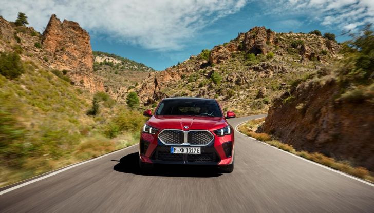 BMW iX2: design, prestazioni e autonomia del primo SUV coupé elettrico del brand - Foto 52 di 73