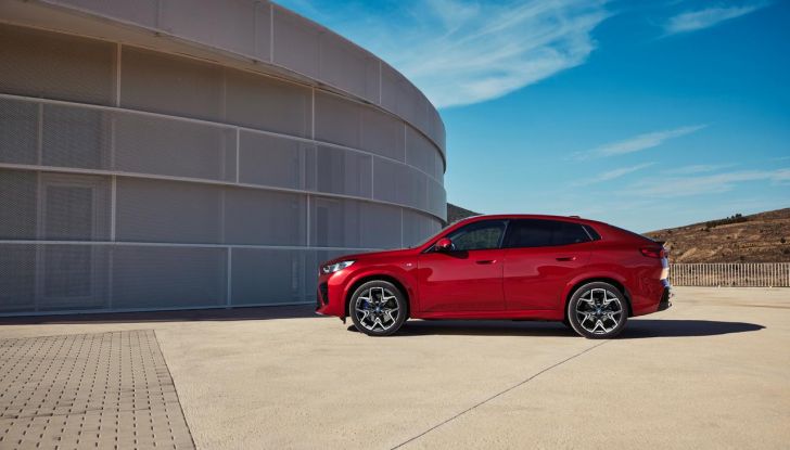 BMW iX2: design, prestazioni e autonomia del primo SUV coupé elettrico del brand - Foto 13 di 73