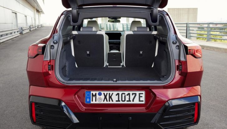 BMW iX2: design, prestazioni e autonomia del primo SUV coupé elettrico del brand - Foto 37 di 73