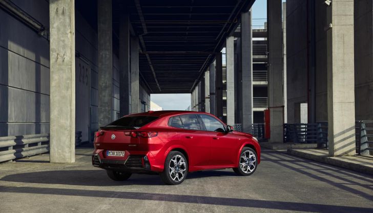 BMW iX2: design, prestazioni e autonomia del primo SUV coupé elettrico del brand - Foto 19 di 73